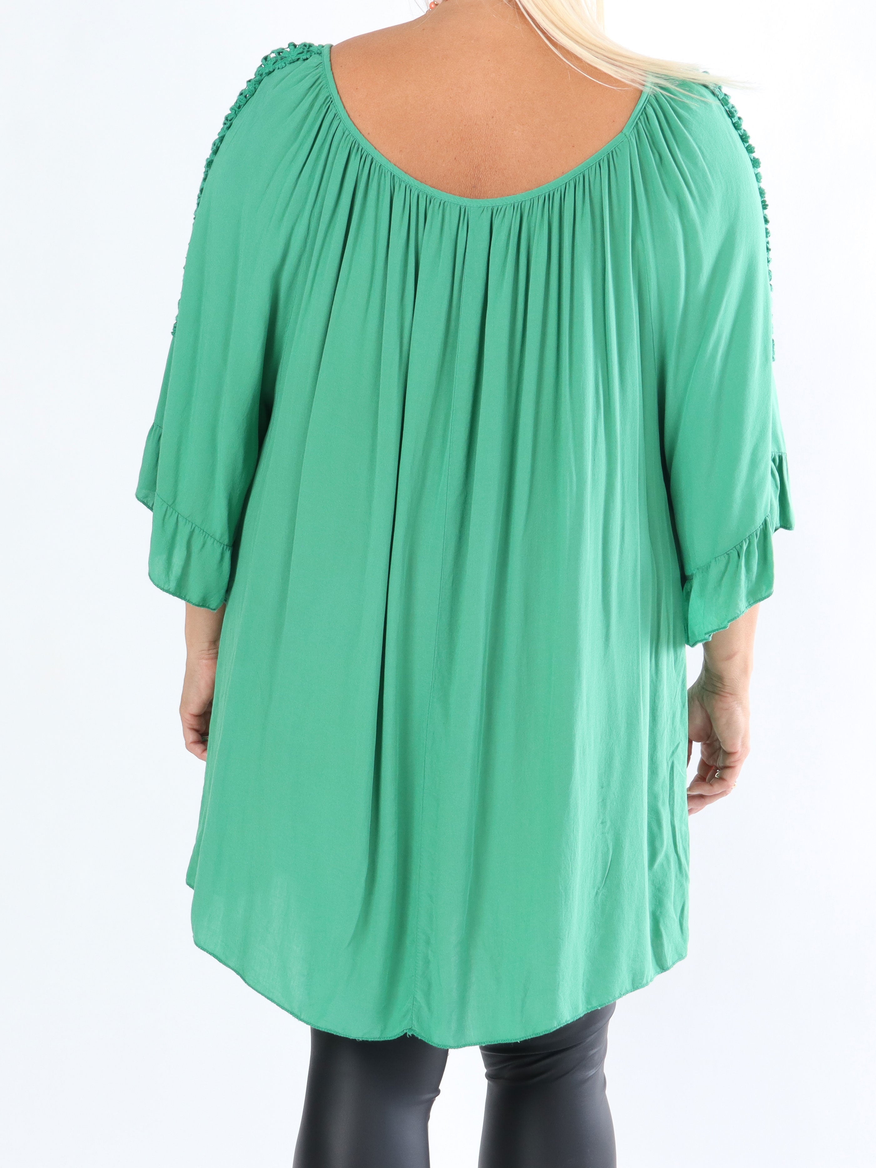 Samara - Plus size tunika med søde broderinger på ærmerne